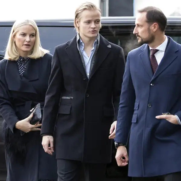 Haakon de Noruega, Mette Marit y Marius en Oslo.