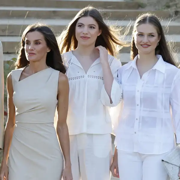 La Reina Letizia junto a sus hijas