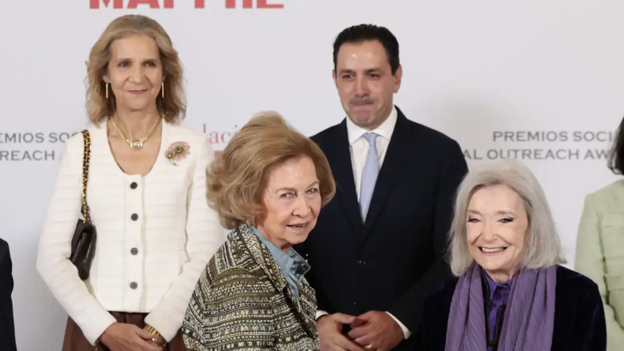 El gesto de la Infanta Elena con la Reina Sofía en su último acto