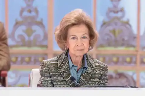 La Reina Sofía reaparece con una americana de aires vintage y el bolso marrón chocolate que es pura tendencia de otoño