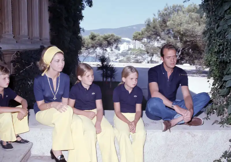 Los Reyes Juan Carlos y Sofía junto a sus tres hijos en la década de los 70