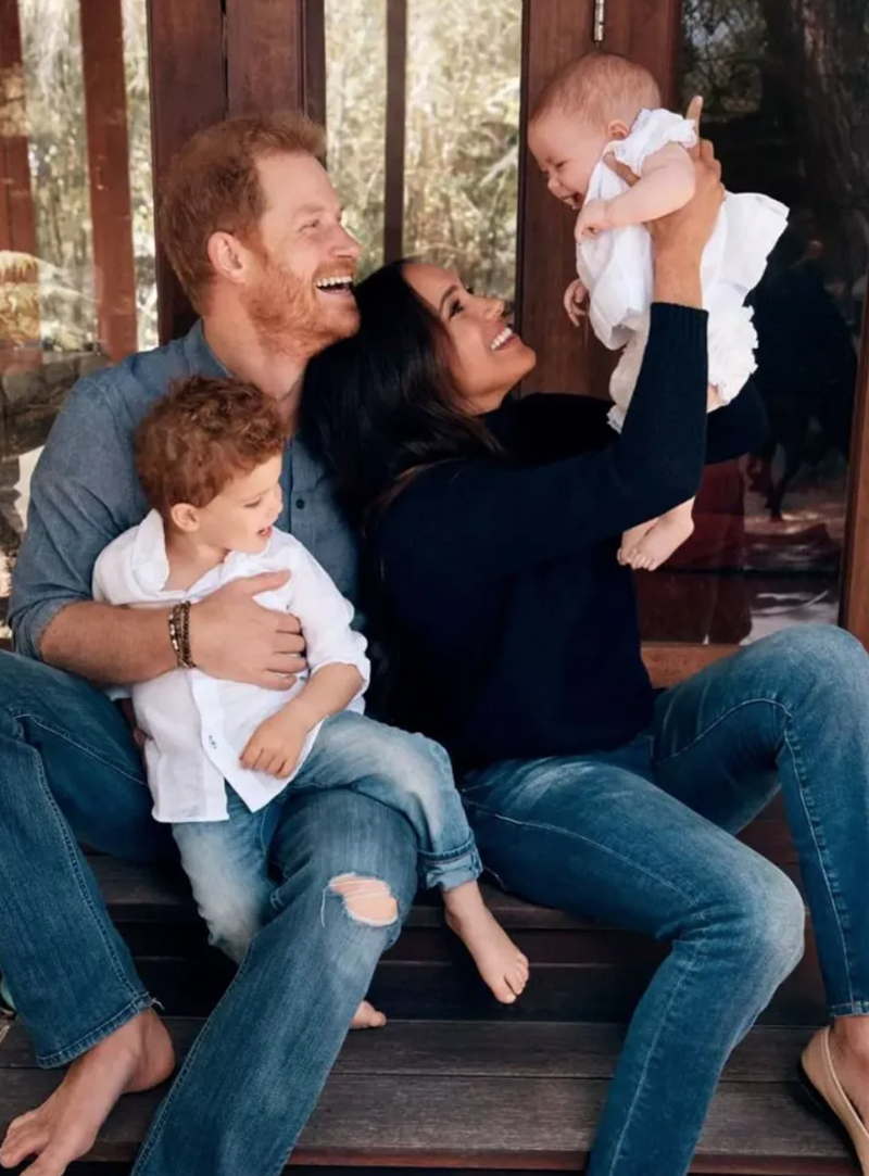 Meghan Markle y el Príncipe Harry junto a Archie y Lilibet