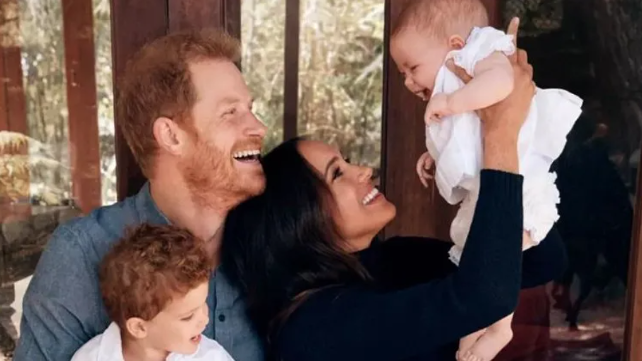 Meghan Markle y el Príncipe Harry junto a Archie y Lilibet