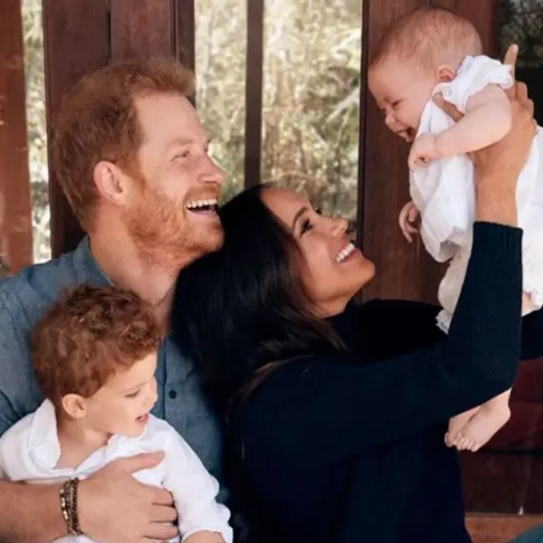 Meghan Markle y el Príncipe Harry junto a Archie y Lilibet