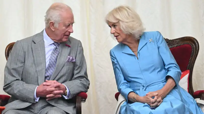 El Rey Carlos III y la Reina Camilla durante su evento al aire libre en Jersey