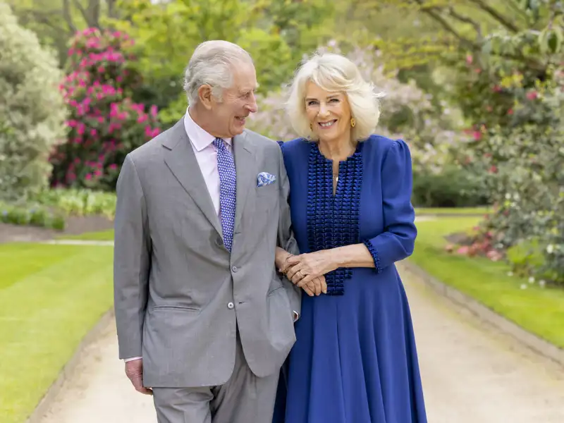 El Rey Carlos III y la Reina Camilla en una de sus últimas fotos oficiales