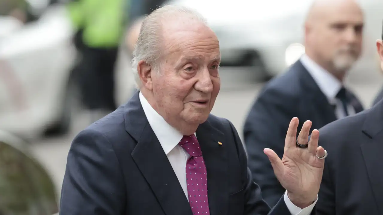 El Rey Juan Carlos saluda amablemente