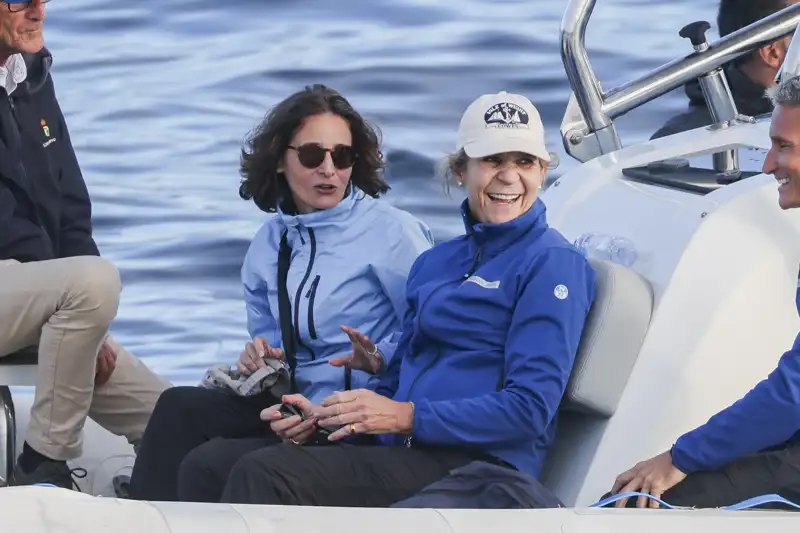 La Infanta Elena junto a la escritora Laurence Debray en Sanxenxo