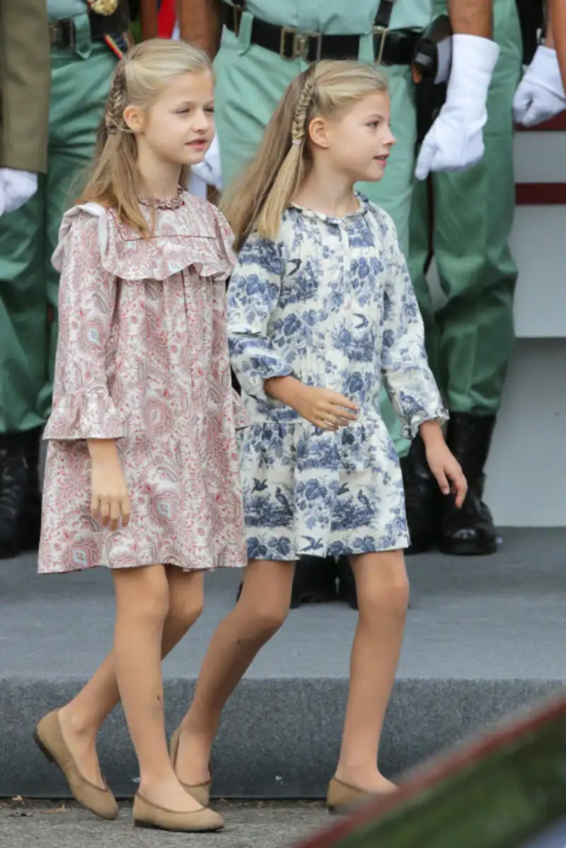 La Princesa Leonor y la Infanta Sofía durante el desfile del 12 de octubre celebrado en 2014