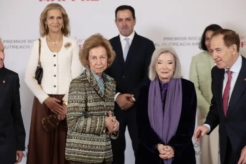 La Reina Sofía y la Infanta Elena durante un acto celebrado en el Real Casino de Madrid