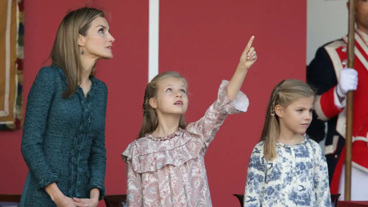 Leonor y Sofía acuden por primera vez al desfile del 12 de octubre en 2014