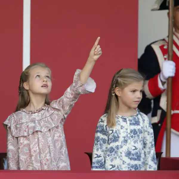 Leonor y Sofía acuden por primera vez al desfile del 12 de octubre en 2014