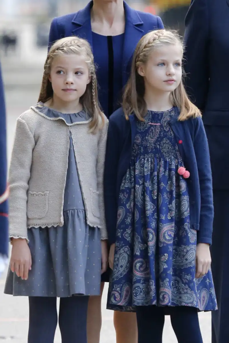 Leonor y Sofía durante el desfile del 12 de octubre celebrado en 2015