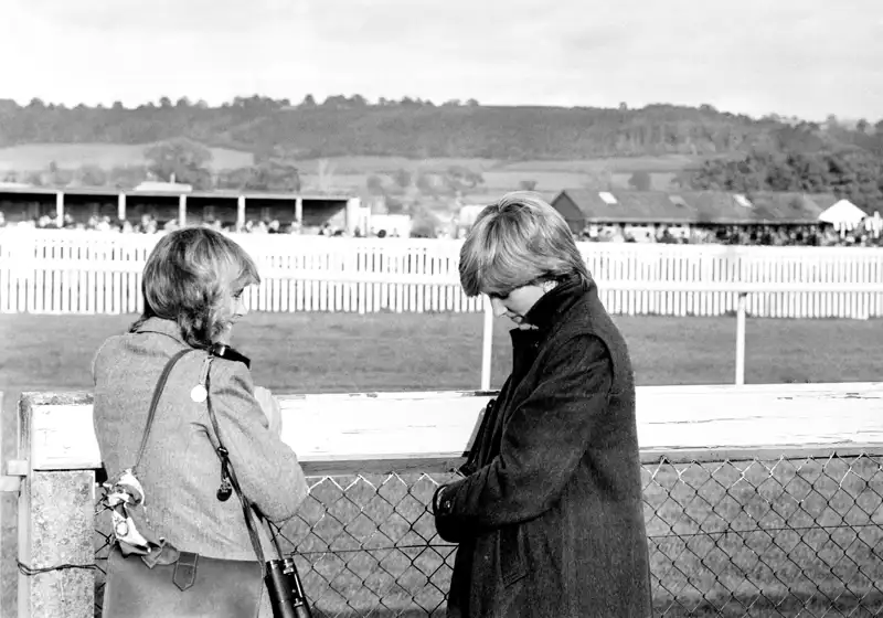 Camilla Parker y la Princesa de Gales juntas en un partido de polo en 1980