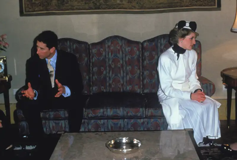 Carlos III y Diana de Gales en una esclarecedora fotografía en 1980. De espaldas y alejados.