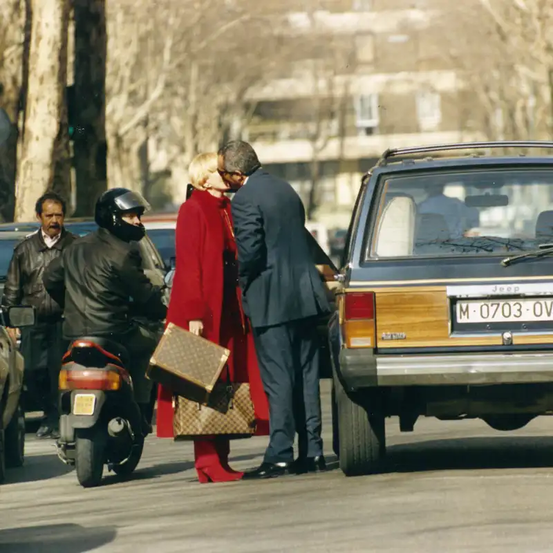 El beso de Bárbara Rey con un empresario llamado Juan en 1998