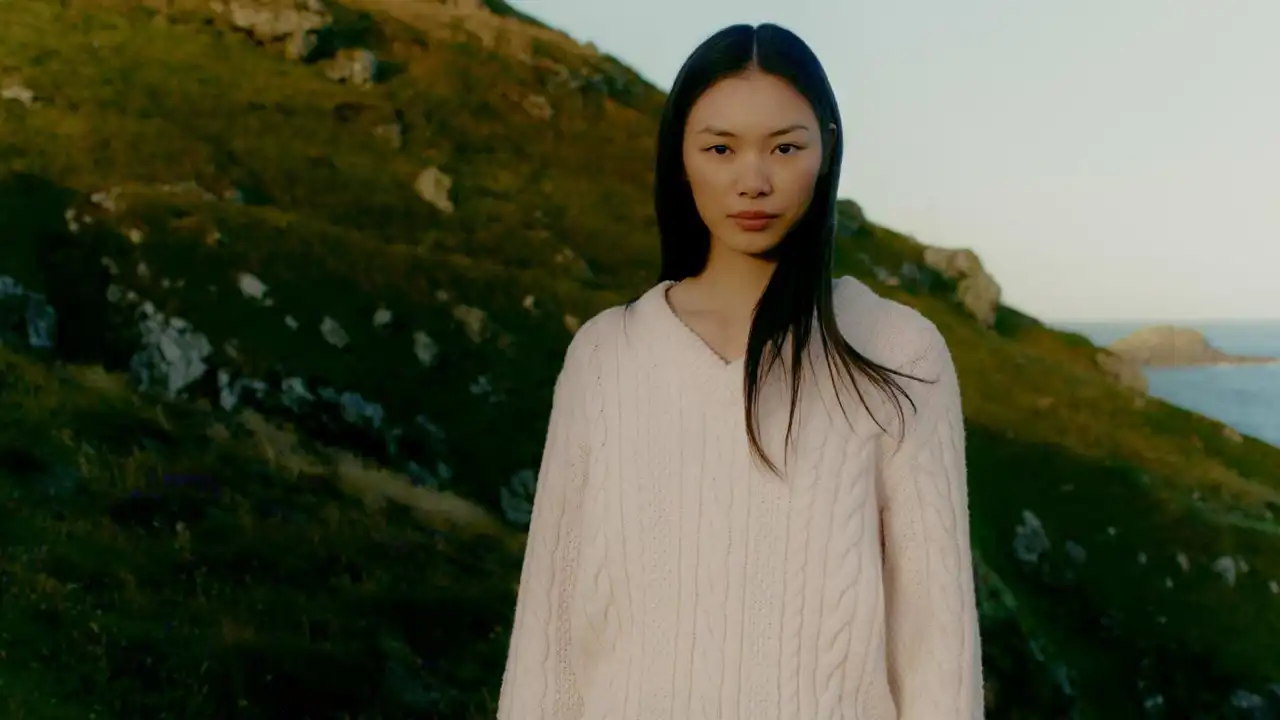 Los 3 jerséis calentitos más todoterreno de Uniqlo diseñados por el director creativo de Loewe por menos de 50 euros