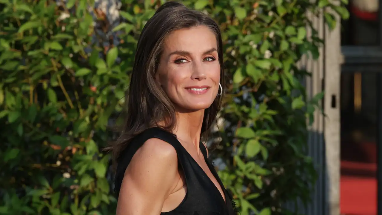 La Reina Letizia acude a un compromiso en el Teatro Real de Madrid