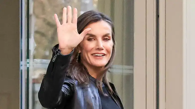 La Reina Letizia, muy sonriente a las puertas de un restaurante