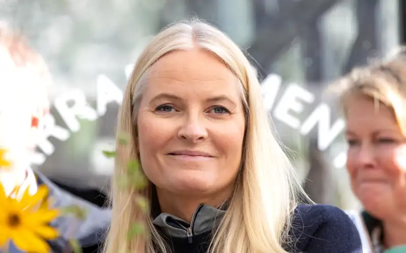 Mette-Marit en un jardín de Oslo