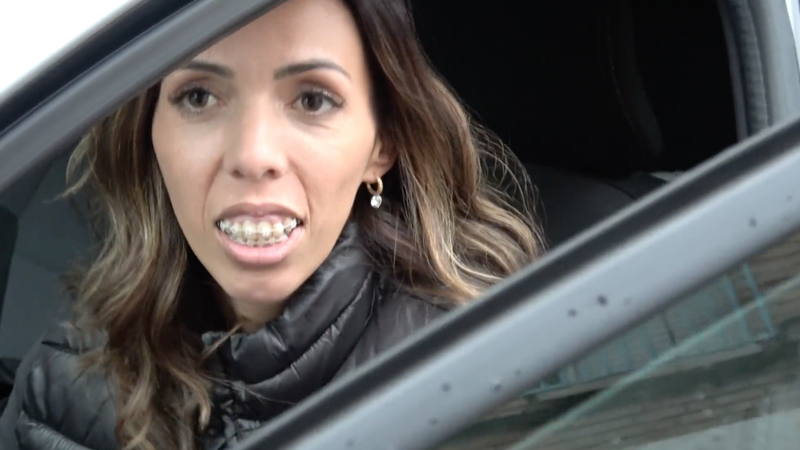 Paola Olmedo en su coche