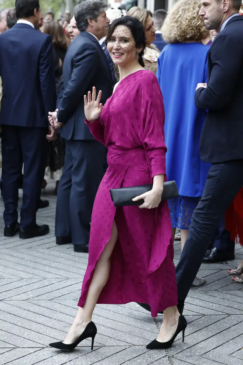 El look de Isabel Díaz Ayuso de Vicky Martín Berrocal en la boda del alcalde de Madrid 