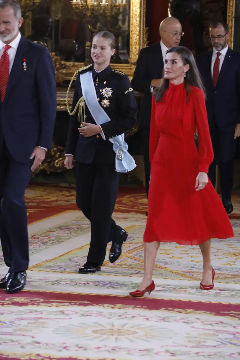 La Reina Letizia, elegantísima, apuesta por su color fetiche y su trench más todoterreno en un lluvioso en la Fiesta Nacional