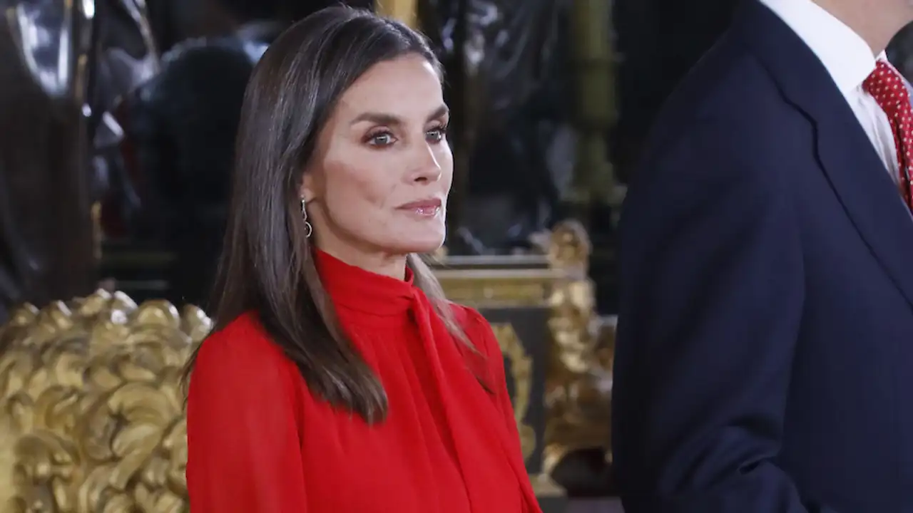 La Reina Letizia, elegantísima, apuesta por su color fetiche y su trench más todoterreno en un lluvioso en la Fiesta Nacional