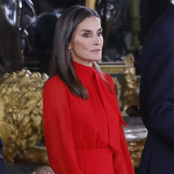 La Reina Letizia, elegantísima, apuesta por su color fetiche y su trench más todoterreno en un lluvioso en la Fiesta Nacional