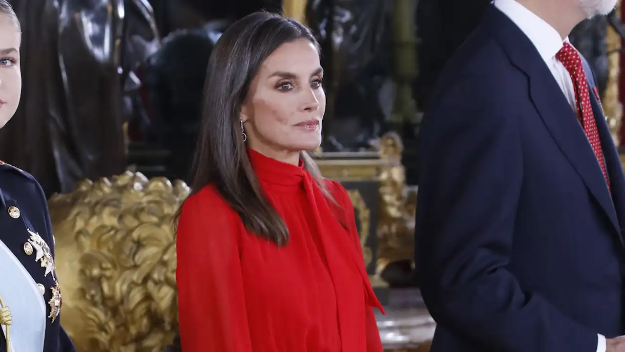 La Reina Letizia, elegantísima, apuesta por su color fetiche y su abrigo más todoterreno en un lluvioso en la Fiesta Nacional 