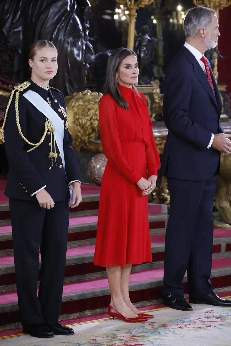 La Reina Letizia, elegantísima, apuesta por su color fetiche y su trench más todoterreno en un lluvioso en la Fiesta Nacional