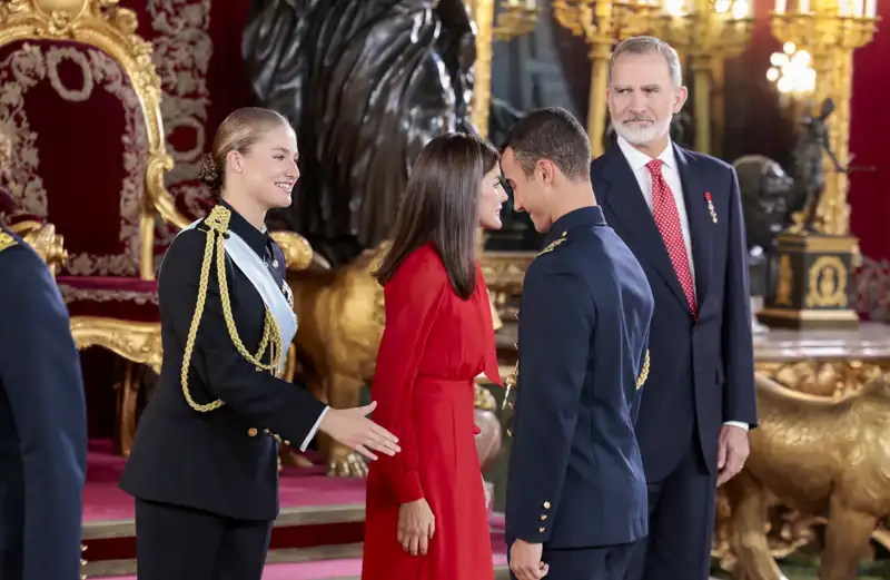 Leonor, saludando a un compañero de Marín