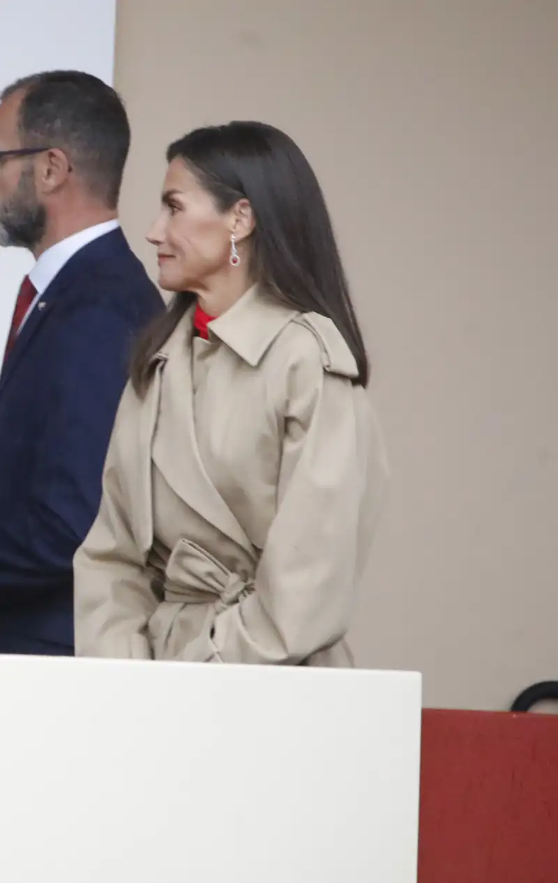 Los pendientes de rubíes de la Reina Letizia durante el desfile del 12 de octubre de 2024