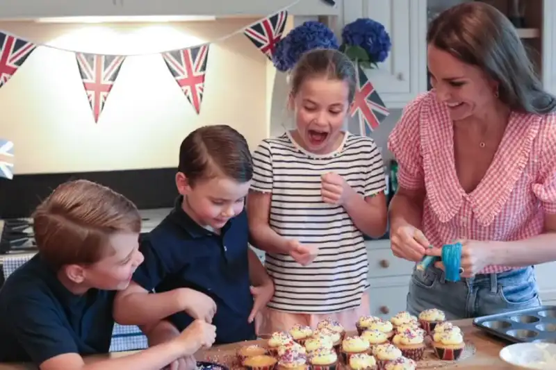 La Princesa de Gales preparando unos cupcakes con ayuda de sus hijos en 2022