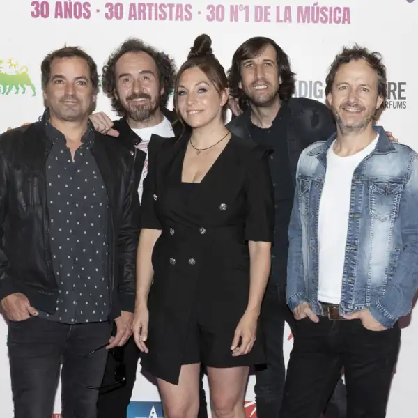 Leire Martínez junto al resto de integrantes de La Oreja de Van Gogh