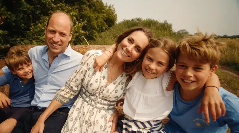 Los Príncipes de Gales junto a sus tres hijos en el anuncio del fin del tratamiento contra el cáncer de la Princesa de Gales