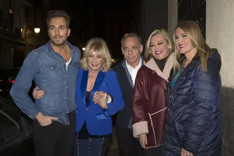 Raúl Prieto celebrando su cumpleaños con Mila, su marido Joaquín, Belén Esteban y Carlota Corredera en 2017