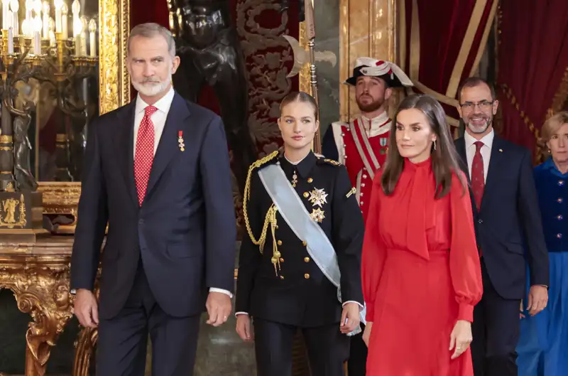 El Rey Felipe Vi, la Reina Letizia y la Princesa Leonor durante la recepción en Palacio del 12 de octubre