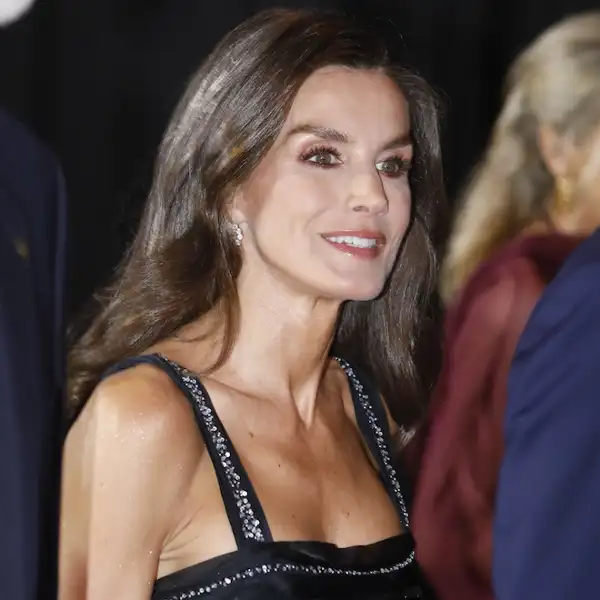 La Reina Letizia, arrebatadora, reta a las tendencias de otoño con su vestido más elegante en el Premio Planeta