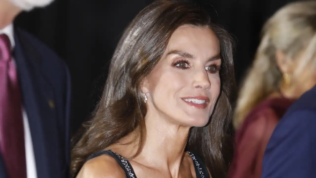 La Reina Letizia, arrebatadora, reta a las tendencias de otoño con su vestido más elegante en el Premio Planeta