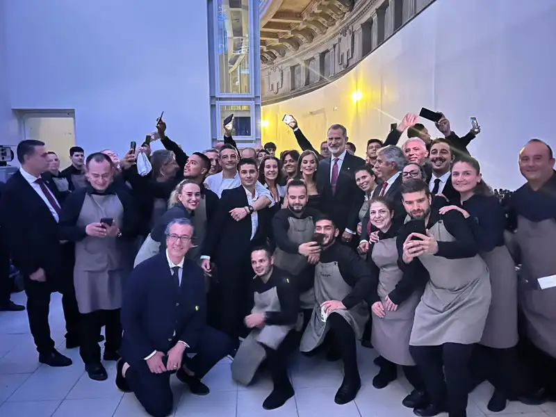 La Reina Letizia posa junto a los trabajadores del Premio Planeta. 