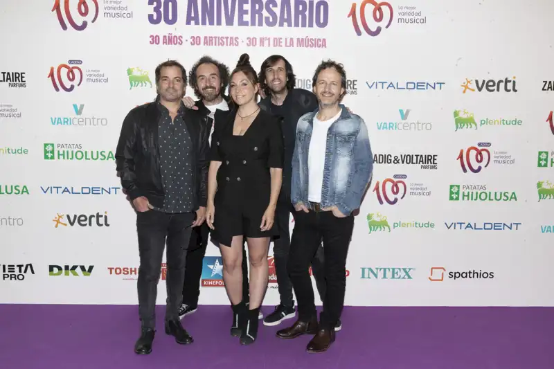 Leire Martínez junto al resto de integrantes de La Oreja de Van Gogh