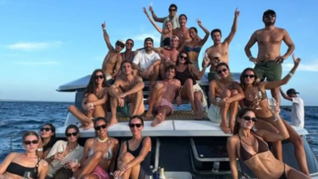 María Pombo celebra su 30 cumpleaños con un viaje de amigos al paraíso, marcado por la ausencia de sus hermanas