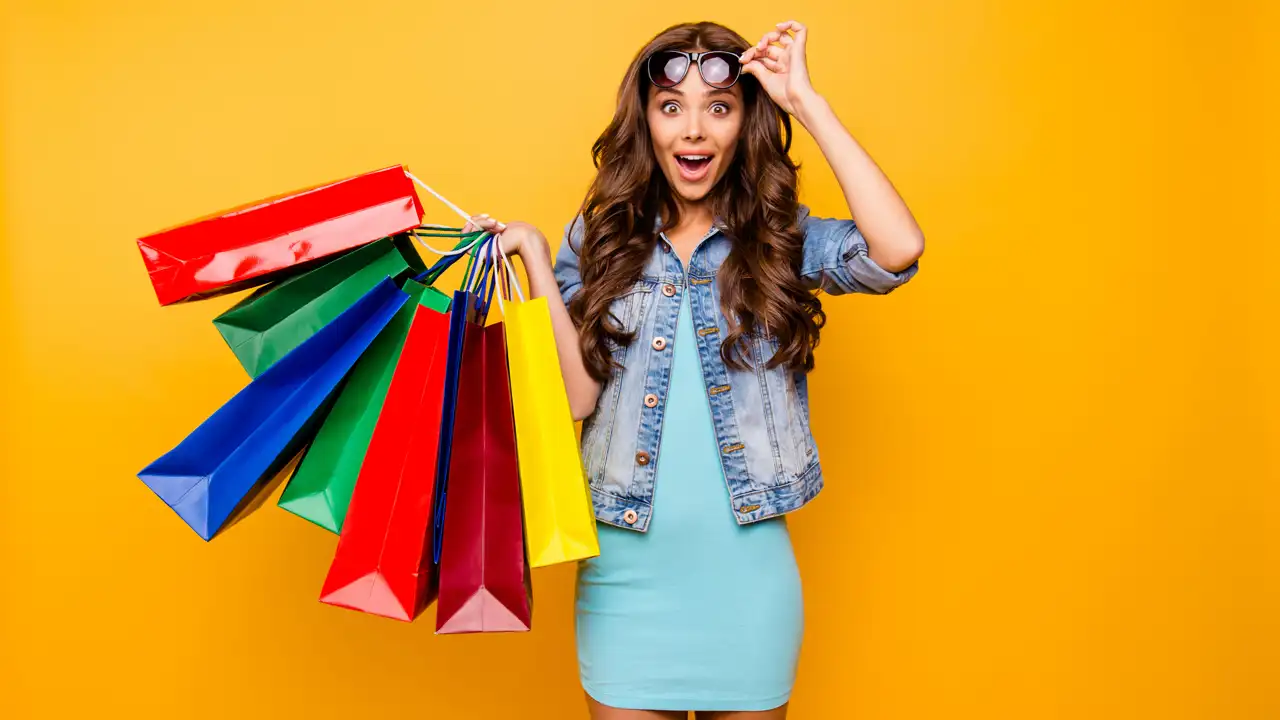 Mujer con bolsas de compra