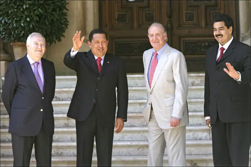 Chávez junto a Nicolás Maduro en Marivent en junio de 2008