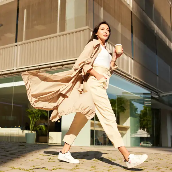 Los pantalones elegantes y holgados de Cortefiel que las mujeres de +50 están agotando porque estilizan la figura