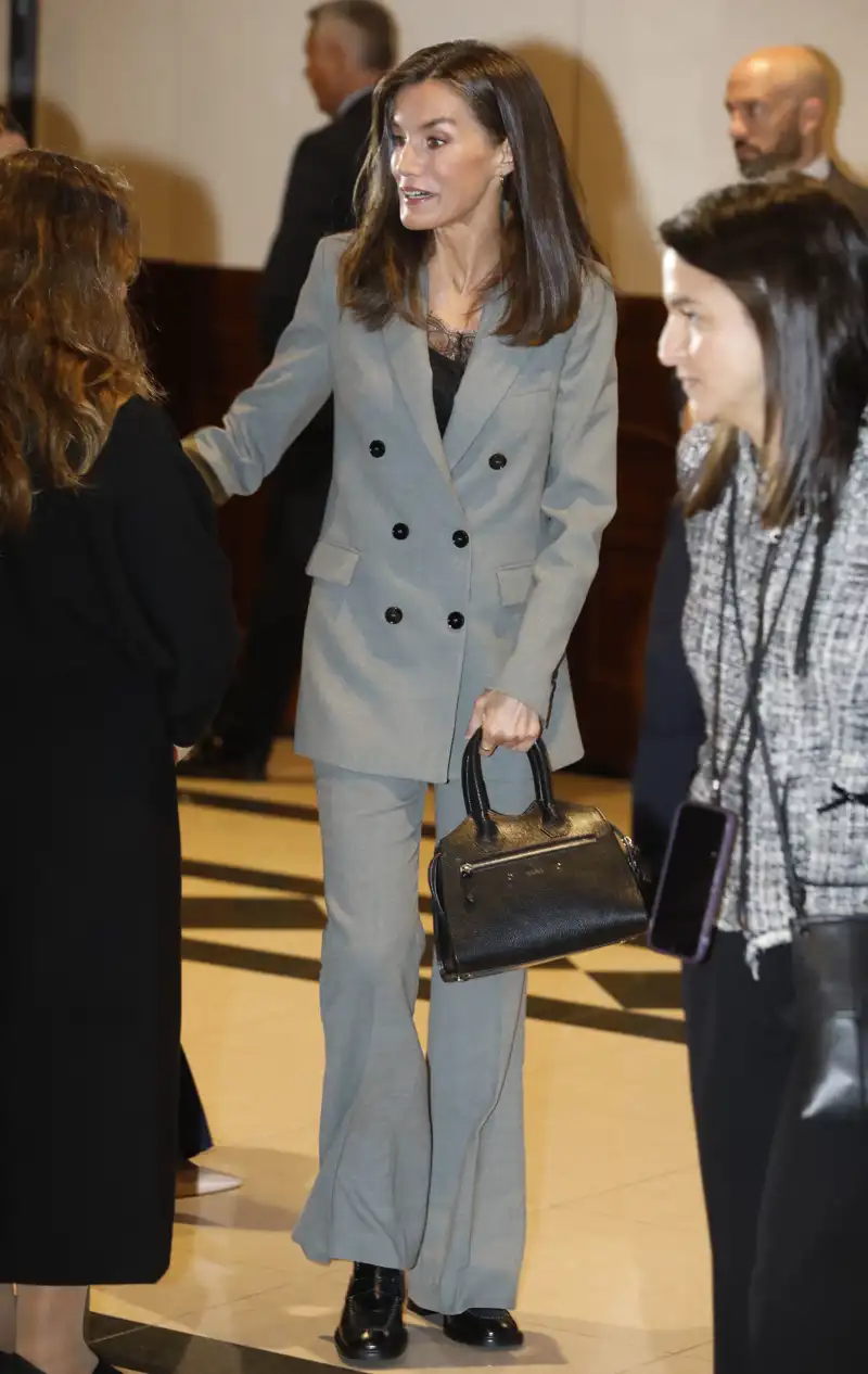 El bolso todoterreno de la Reina Letizia el Día de la Salud Mental 2024