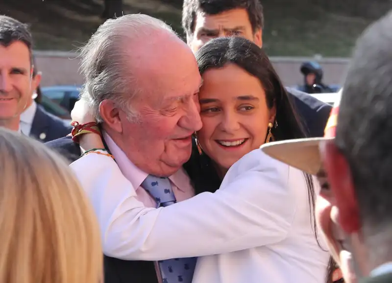 Victoria abrazada a su abuelo, Juan Carlos I, en Las Ventas en 2019