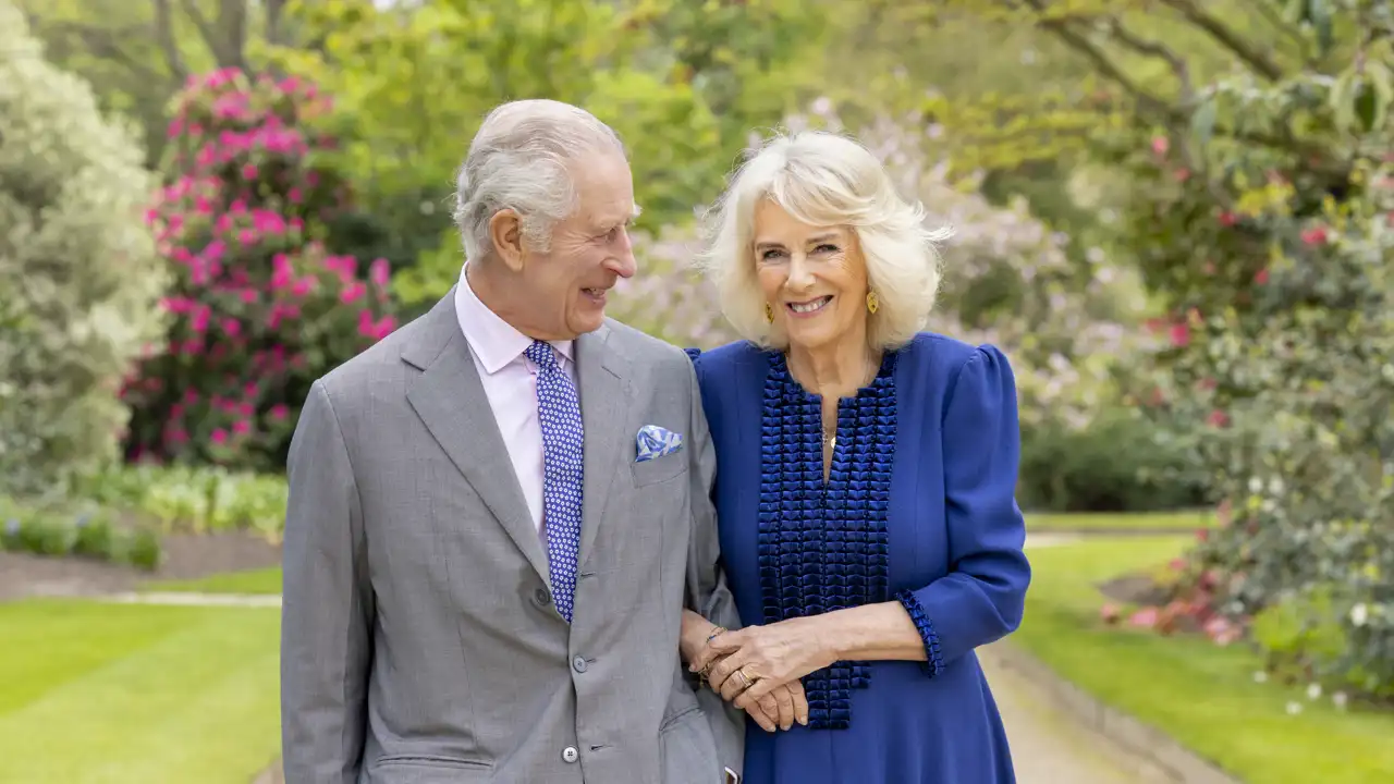 El Rey Carlos III y la Reina Camilla en una de sus últimas fotos oficiales