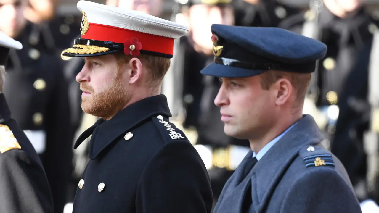 Una extrabajadora de Buckingham revela por qué Harry ha sido "el niño mimado de los medios" y no el Príncipe Guillermo